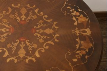 中古　イタリア輸入家具　クラシカルな雰囲気を演出する、象嵌の美しいダイニングテーブル(ラウンドテーブル)(R-057505)