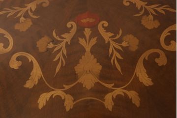 中古　イタリア輸入家具　クラシカルな雰囲気を演出する、象嵌の美しいダイニングテーブル(ラウンドテーブル)(R-057505)