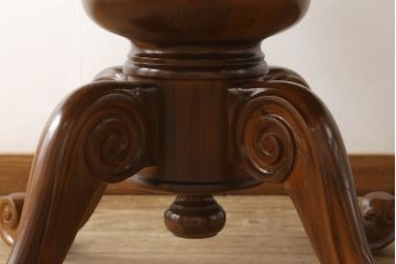 中古　イタリア輸入家具　クラシカルな雰囲気を演出する、象嵌の美しいダイニングテーブル(ラウンドテーブル)(R-057505)