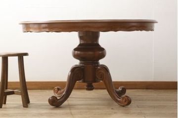 中古　イタリア輸入家具　クラシカルな雰囲気を演出する、象嵌の美しいダイニングテーブル(ラウンドテーブル)(R-057505)