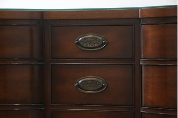 中古　美品　ヘンレドン(HENREDON)　マホガニー材の濃淡の色合いが楽しめるサイドチェスト(サイドボード、引き出し)(定価約80万円)(R-057509)