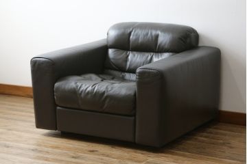 中古　美品　デセデ(de Sede)　グレー色　本革レザー　シンプルモダンなフォルムが格好良い1人掛けレザーソファ(定価約60万円)(アームチェア、一人掛けソファ)(R-057519)