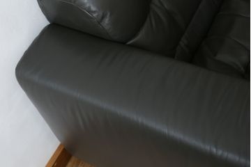 中古　美品　デセデ(de Sede)　グレー色　本革レザー　シンプルモダンなフォルムが格好良い1人掛けレザーソファ(定価約60万円)(アームチェア、一人掛けソファ)(R-057519)