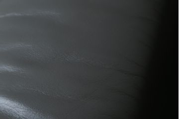 中古　美品　デセデ(de Sede)　グレー色　本革レザー　シンプルモダンなフォルムが格好良い1人掛けレザーソファ(定価約60万円)(アームチェア、一人掛けソファ)(R-057519)