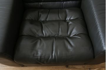 中古　美品　デセデ(de Sede)　グレー色　本革レザー　シンプルモダンなフォルムが格好良い1人掛けレザーソファ(定価約60万円)(アームチェア、一人掛けソファ)(R-057519)