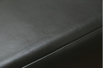 中古　美品　デセデ(de Sede)　グレー色　本革レザー　シンプルモダンなフォルムが格好良い1人掛けレザーソファ(定価約60万円)(アームチェア、一人掛けソファ)(R-057519)