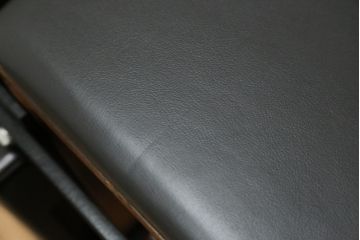 中古　美品　デセデ(de Sede)　グレー色　本革レザー　シンプルモダンなフォルムが格好良い1人掛けレザーソファ(定価約60万円)(アームチェア、一人掛けソファ)(R-057519)