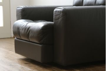 中古　美品　デセデ(de Sede)　グレー色　本革レザー　シンプルモダンなフォルムが格好良い1人掛けレザーソファ(定価約60万円)(アームチェア、一人掛けソファ)(R-057519)