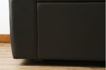 中古　美品　デセデ(de Sede)　グレー色　本革レザー　シンプルモダンなフォルムが格好良い1人掛けレザーソファ(定価約60万円)(アームチェア、一人掛けソファ)(R-057519)