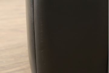 中古　美品　デセデ(de Sede)　グレー色　本革レザー　シンプルモダンなフォルムが格好良い1人掛けレザーソファ(定価約60万円)(アームチェア、一人掛けソファ)(R-057519)