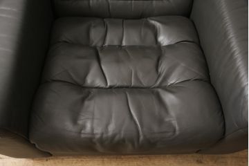 中古　美品　デセデ(de Sede)　グレー色　本革レザー　シンプルモダンなフォルムが格好良い1人掛けレザーソファ(定価約60万円)(アームチェア、一人掛けソファ)(R-057520)