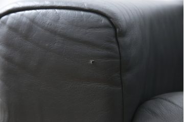 中古　美品　デセデ(de Sede)　グレー色　本革レザー　シンプルモダンなフォルムが格好良い1人掛けレザーソファ(定価約60万円)(アームチェア、一人掛けソファ)(R-057520)