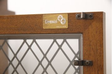 中古　DREXEL HERITAGE(ドレクセルヘリテイジ)　Triune(トライユン)　品のある佇まいのサイドボード(サイドキャビネット、収納棚、飾り棚、食器棚、本箱、ブックケース)(R-057523)