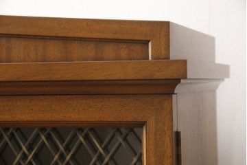 中古　DREXEL HERITAGE(ドレクセルヘリテイジ)　Triune(トライユン)　品のある佇まいのサイドボード(サイドキャビネット、収納棚、飾り棚、食器棚、本箱、ブックケース)(R-057523)