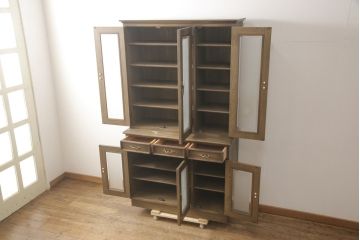 中古　美品　神戸洋家具　永田良介商店　クラシカルで品のある佇まいが美しい食器棚(戸棚、収納棚、飾り棚、キャビネット)(R-057524)