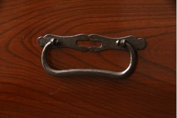 和製アンティーク　前面ケヤキ(欅)材　漆の綺麗な庄内箪笥ローボード(ローチェスト、引き出し、衣装タンス、和箪笥)(R-057525)