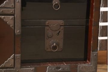 和製アンティーク　総桐材　和の風格漂う黒漆塗りが魅力の庄内箪笥(時代箪笥、和たんす、収納箪笥、引き出し)(R-057526)