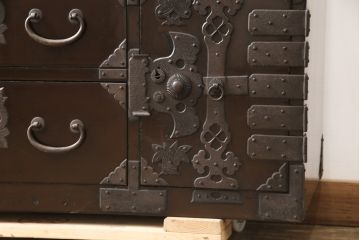 和製アンティーク　総桐材　和の風格漂う黒漆塗りが魅力の庄内箪笥(時代箪笥、和たんす、収納箪笥、引き出し)(R-057526)