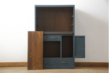 和製アンティーク　ネイビーカラーのペイントがお洒落!空間のアクセントになる作業台付き食器棚(キャビネット、収納棚、戸棚)(R-057527)