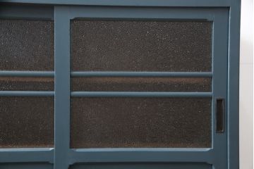 和製アンティーク　ネイビーカラーのペイントがお洒落!空間のアクセントになる作業台付き食器棚(キャビネット、収納棚、戸棚)(R-057527)