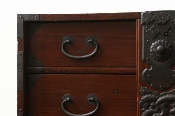 和製アンティーク　杉材　漆塗り　和モダンなお部屋づくりにオススメの庄内小箪笥(時代箪笥、和たんす、収納箪笥、引き出し)(R-057528)