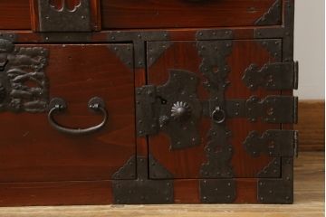 和製アンティーク　杉材　漆塗り　和モダンなお部屋づくりにオススメの庄内小箪笥(時代箪笥、和たんす、収納箪笥、引き出し)(R-057528)
