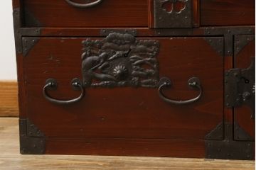 和製アンティーク　杉材　漆塗り　和モダンなお部屋づくりにオススメの庄内小箪笥(時代箪笥、和たんす、収納箪笥、引き出し)(R-057528)