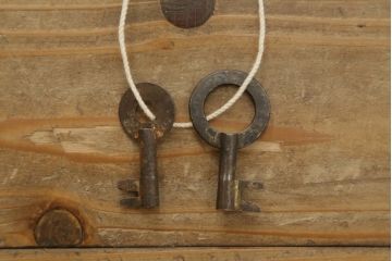 和製アンティーク　杉材　漆塗り　和モダンなお部屋づくりにオススメの庄内小箪笥(時代箪笥、和たんす、収納箪笥、引き出し)(R-057528)