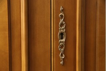 中古　美品　六本木アピス(APIS)取り扱い　イタリア最高級家具　気品あふれる象嵌入りサイドボード(定価約80万円)(コンソールキャビネット、戸棚、収納棚)(R-057530)