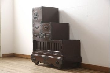 中古　美品　仙台民芸箪笥(仙台箪笥)　欅産業　漆塗　インテリアとして個性が光る階段車箪笥(階段箪笥、和箪笥、和タンス、収納箪笥)(定価約48万円)(R-057534)