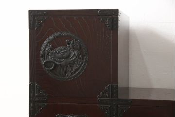 中古　美品　仙台民芸箪笥(仙台箪笥)　欅産業　漆塗　インテリアとして個性が光る階段車箪笥(階段箪笥、和箪笥、和タンス、収納箪笥)(定価約48万円)(R-057534)