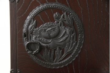 中古　美品　仙台民芸箪笥(仙台箪笥)　欅産業　漆塗　インテリアとして個性が光る階段車箪笥(階段箪笥、和箪笥、和タンス、収納箪笥)(定価約48万円)(R-057534)