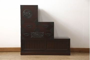 中古　美品　仙台民芸箪笥(仙台箪笥)　欅産業　漆塗　インテリアとして個性が光る階段車箪笥(階段箪笥、和箪笥、和タンス、収納箪笥)(定価約48万円)(R-057534)