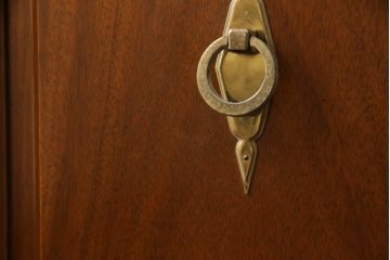 中古　美品　DREXEL HERITAGE(ドレクセルヘリテイジ)　Triune(トライユン)　クラシカルな佇まいのサイドボード(定価約54万円)(キャビネット、リビングボード)(R-057540)