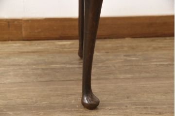 イギリスアンティーク　ウォールナット　天板の虎斑(とらふ)と凝ったデザインが魅力的なセンターテーブル(ローテーブル、コーヒーテーブル)(R-057544)