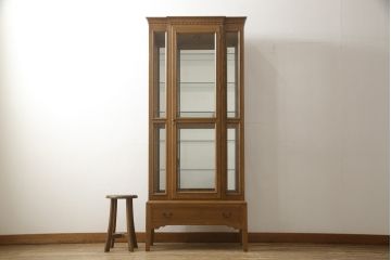 中古　超美品　旭川家具　加藤木工　OAK　ブルックス　エレガントな佇まいが美しいキュリオケース(定価約38万円)(キャビネット、ガラスケース、飾り棚)(R-057545)