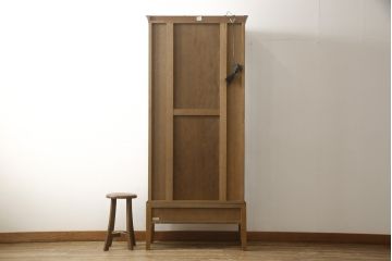 中古　超美品　旭川家具　加藤木工　OAK　ブルックス　エレガントな佇まいが美しいキュリオケース(定価約38万円)(キャビネット、ガラスケース、飾り棚)(R-057545)