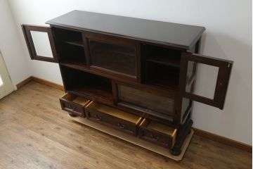 中古　松本民芸家具　和モダンなデザインが雰囲気を盛り立てるC型サイドボード(食器棚、キャビネット、収納棚、戸棚)(定価約84万円)(R-057546)
