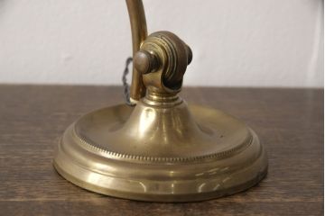 イギリスアンティーク　真鍮(しんちゅう)製　クラシカルなムード醸し出すデスクスタンド(テーブルスタンド、スタンドライト、卓上照明)(R-057555)