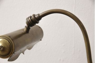イギリスアンティーク　真鍮(しんちゅう)製　クラシカルなムード醸し出すデスクスタンド(テーブルスタンド、スタンドライト、卓上照明)(R-057556)