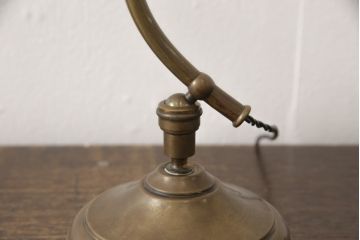 イギリスアンティーク　真鍮(しんちゅう)製　クラシカルなムード醸し出すデスクスタンド(テーブルスタンド、スタンドライト、卓上照明)(R-057556)