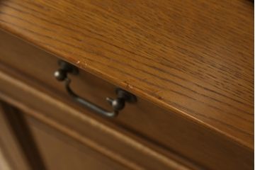 中古　超美品　北海道旭川 近藤工芸　Solid Furniture OAK (ソリッドファニチャー オーク)　品のあるデザインが魅力的なキャビネット(定価約39万円)(収納棚、戸棚、食器棚)(R-057562)