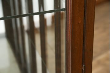イギリスアンティーク　マホガニー材　店舗什器としてもおすすめ! クラシカルなキャビネット(飾り棚、ガラスケース、収納棚、戸棚)(R-057563)