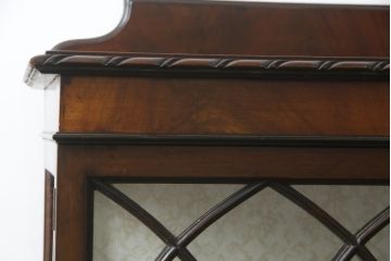 イギリスアンティーク　マホガニー材　店舗什器としてもおすすめ! クラシカルなキャビネット(飾り棚、ガラスケース、収納棚、戸棚)(R-057563)