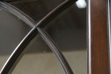 イギリスアンティーク　マホガニー材　店舗什器としてもおすすめ! クラシカルなキャビネット(飾り棚、ガラスケース、収納棚、戸棚)(R-057563)
