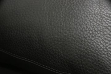 中古　美品　IDC大塚家具　チェリー材　本革　モダンなデザインが目を引く、3人掛けポラダ風レザーソファ(定価約60万円)(三人掛けソファ、3P)(R-057578)