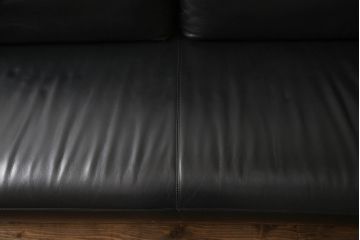 中古　美品　IDC大塚家具　チェリー材　本革　モダンなデザインが目を引く、3人掛けポラダ風レザーソファ(定価約60万円)(三人掛けソファ、3P)(R-057578)