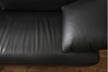 中古　美品　IDC大塚家具　チェリー材　本革　モダンなデザインが目を引く、3人掛けポラダ風レザーソファ(定価約60万円)(三人掛けソファ、3P)(R-057578)