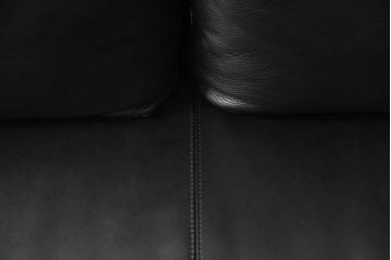 中古　美品　IDC大塚家具　チェリー材　本革　モダンなデザインが目を引く、3人掛けポラダ風レザーソファ(定価約60万円)(三人掛けソファ、3P)(R-057578)