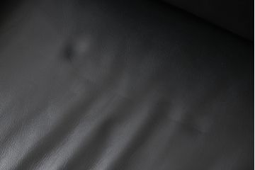 中古　美品　IDC大塚家具　チェリー材　本革　モダンなデザインが目を引く、3人掛けポラダ風レザーソファ(定価約60万円)(三人掛けソファ、3P)(R-057578)